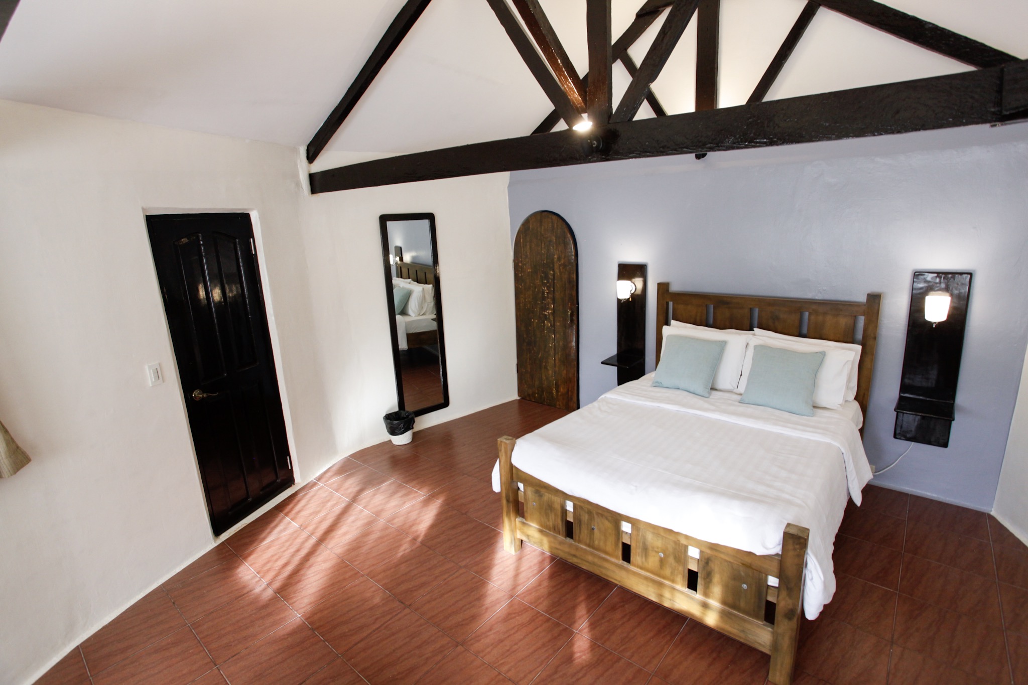 Custom Queen Bed, Pillow Top mattress, Private luxury hotel room Beach Resort